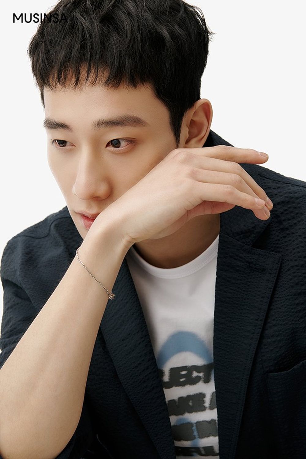 시어서커 소재 셋업에 그래픽 프린팅이 돋보이는 반소매 티셔츠를 매치한 댄디 룩 #그래픽 #셋업코디 #핀턱 #봄 #댄디 #그래픽티셔츠 #시어서커 #시어서커셋업 #남자셋업코디 #에디터_천만욱