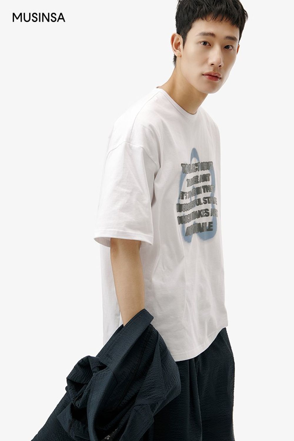 시어서커 소재 셋업에 그래픽 프린팅이 돋보이는 반소매 티셔츠를 매치한 댄디 룩 #그래픽 #셋업코디 #핀턱 #봄 #댄디 #그래픽티셔츠 #시어서커 #시어서커셋업 #남자셋업코디 #에디터_천만욱