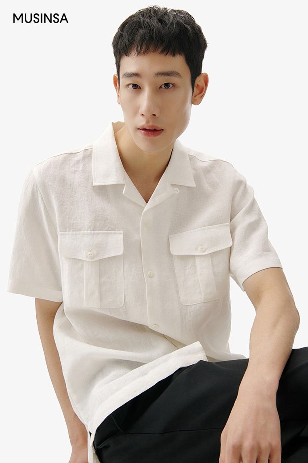 린넨 셔츠에 치노 팬츠를 매치하고 토트백으로 마무리한 댄디 룩 #비 #모노톤 #린넨 #크롭 #여름 #댄디 #에디터_천만욱
