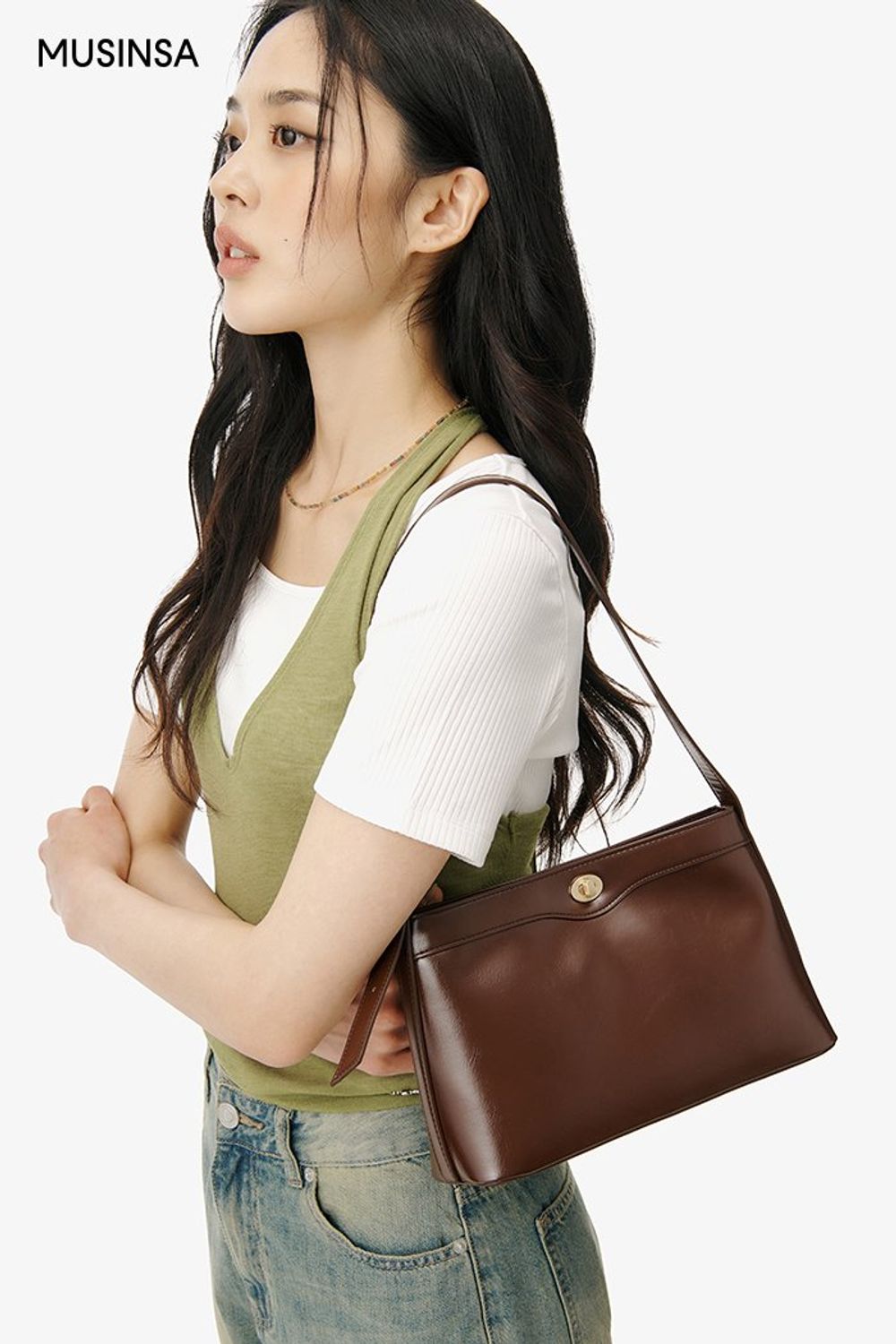 대미지 디테일이 돋보이는 데님 팬츠와 홀터넥 티셔츠로 완성한 코디네이션 #와이드핏 #레이어드룩 #워싱 #대미지 #스퀘어넥 #홀터넥 #여름 #시크 #슬링백 #에디터_이다희