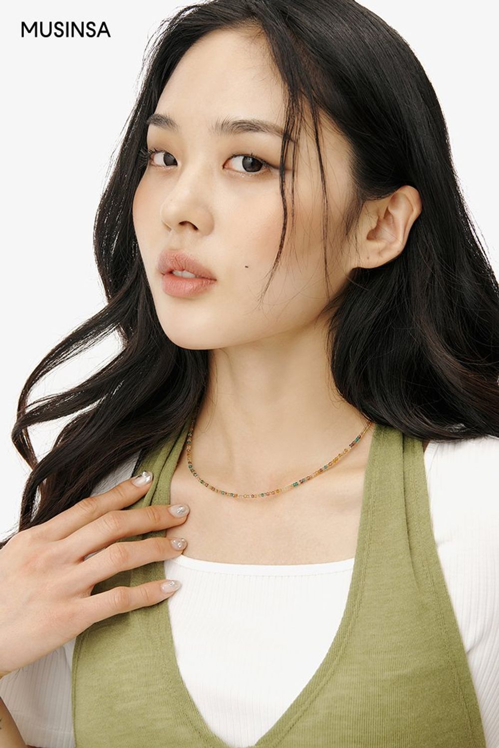 대미지 디테일이 돋보이는 데님 팬츠와 홀터넥 티셔츠로 완성한 코디네이션 #와이드핏 #레이어드룩 #워싱 #대미지 #스퀘어넥 #홀터넥 #여름 #시크 #슬링백 #에디터_이다희