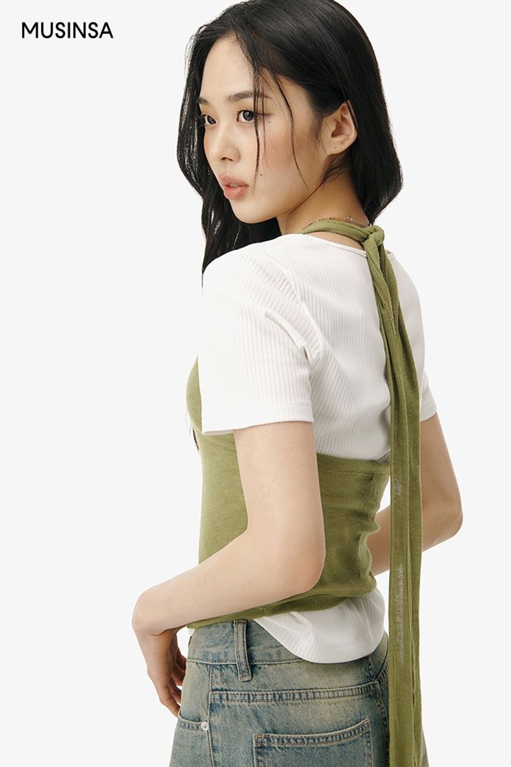 대미지 디테일이 돋보이는 데님 팬츠와 홀터넥 티셔츠로 완성한 코디네이션 #와이드핏 #레이어드룩 #워싱 #대미지 #스퀘어넥 #홀터넥 #여름 #시크 #슬링백 #에디터_이다희
