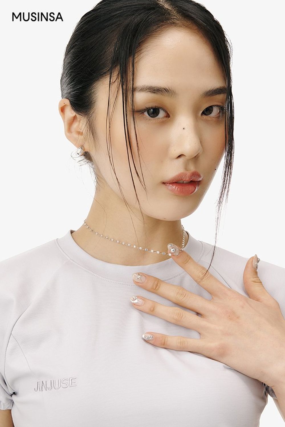 슬릿 디테일이 돋보이는 티셔츠와 미니스커트 조합으로 완성한 걸리시 룩 #모노톤 #짧치 #슬릿 #키높이 #스트링 #플리츠 #퍼프소매 #여름 #걸리시 #모노톤룩 #에디터_이다희
