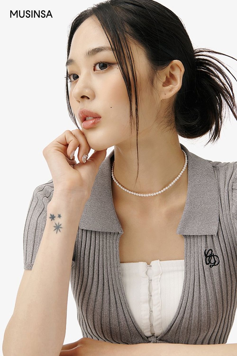 크롭 카디건과 데님 스커트를 연출한 후 크로스 백으로 마무리한 걸리시 룩 #메탈릭 #짧치 #워싱 #스트링 #크롭 #여름 #걸리시 #에디터_이다희