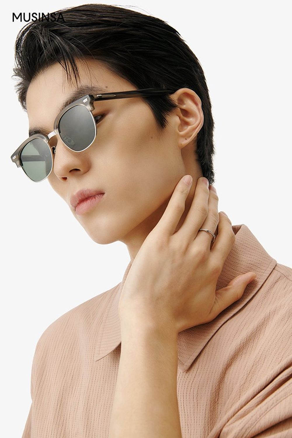 오버 핏 반소매 셔츠에 와이드 팬츠를 매치하고 레더 토트백으로 마무리한 댄디 룩 #화사한 #오버핏 #와이드핏 #파스텔 #봄 #댄디 #레더백 #여름선글라스 #남자선글라스추천 #에디터_천만욱