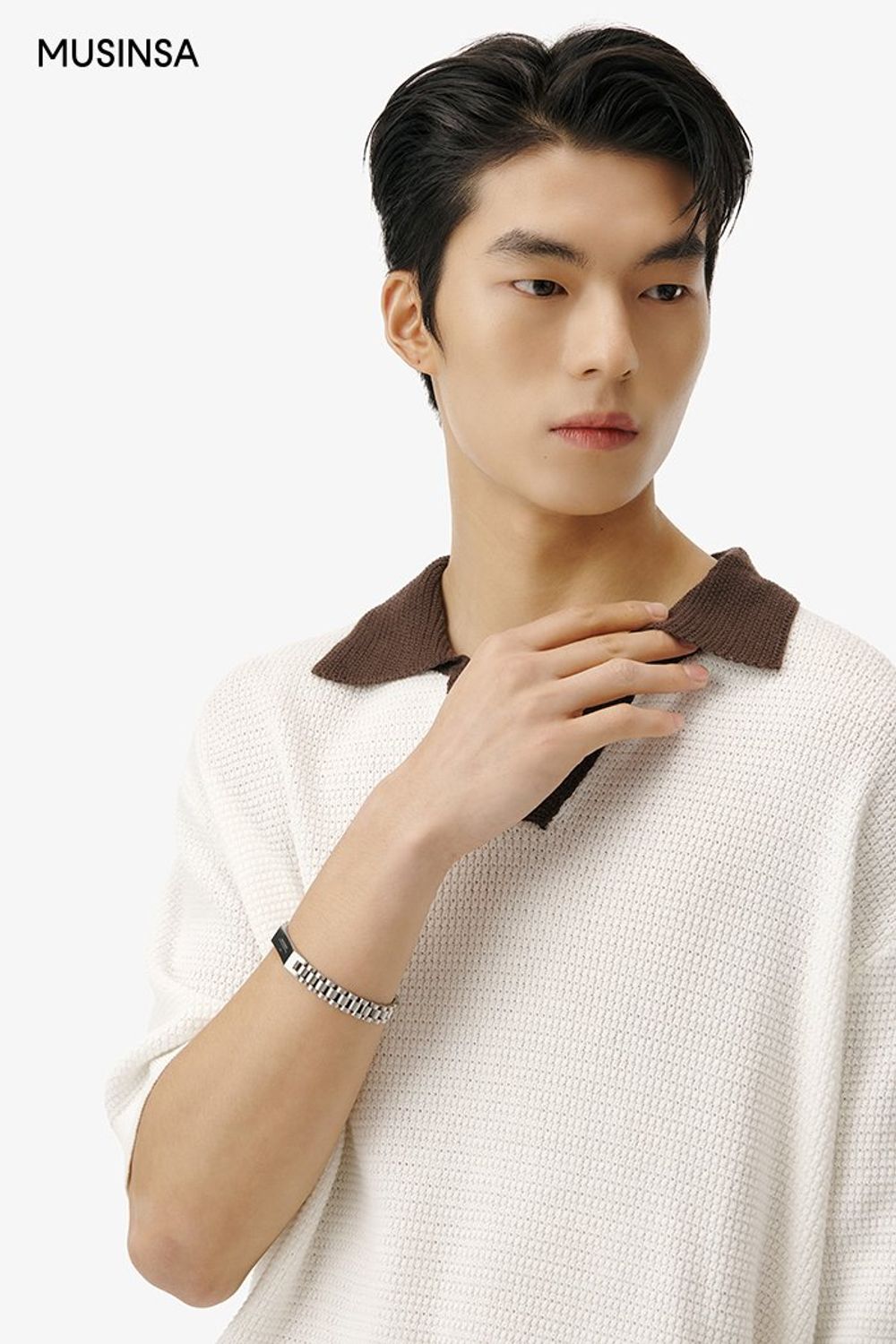 컬러 배색이 돋보이는 반소매 니트에 린넨 팬츠를 매치하고 토트백으로 마무리한 댄디 룩 #루즈핏 #린넨 #뉴트럴톤 #컬러블록 #여름 #댄디 #구루카팬츠 #에디터_천만욱 #올드머니