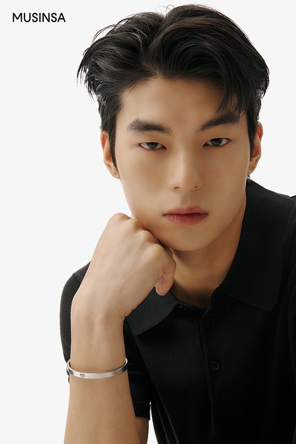 니트 소재의 반소매 카라 티셔츠에 코튼 팬츠를 매치하고 레인 로퍼로 마무리한 포멀 룩 #비 #모노톤 #출근룩 #여름 #미니멀 #비즈니스캐주얼 #포멀 #레더백 #장우산 #에디터_천만욱 #올드머니