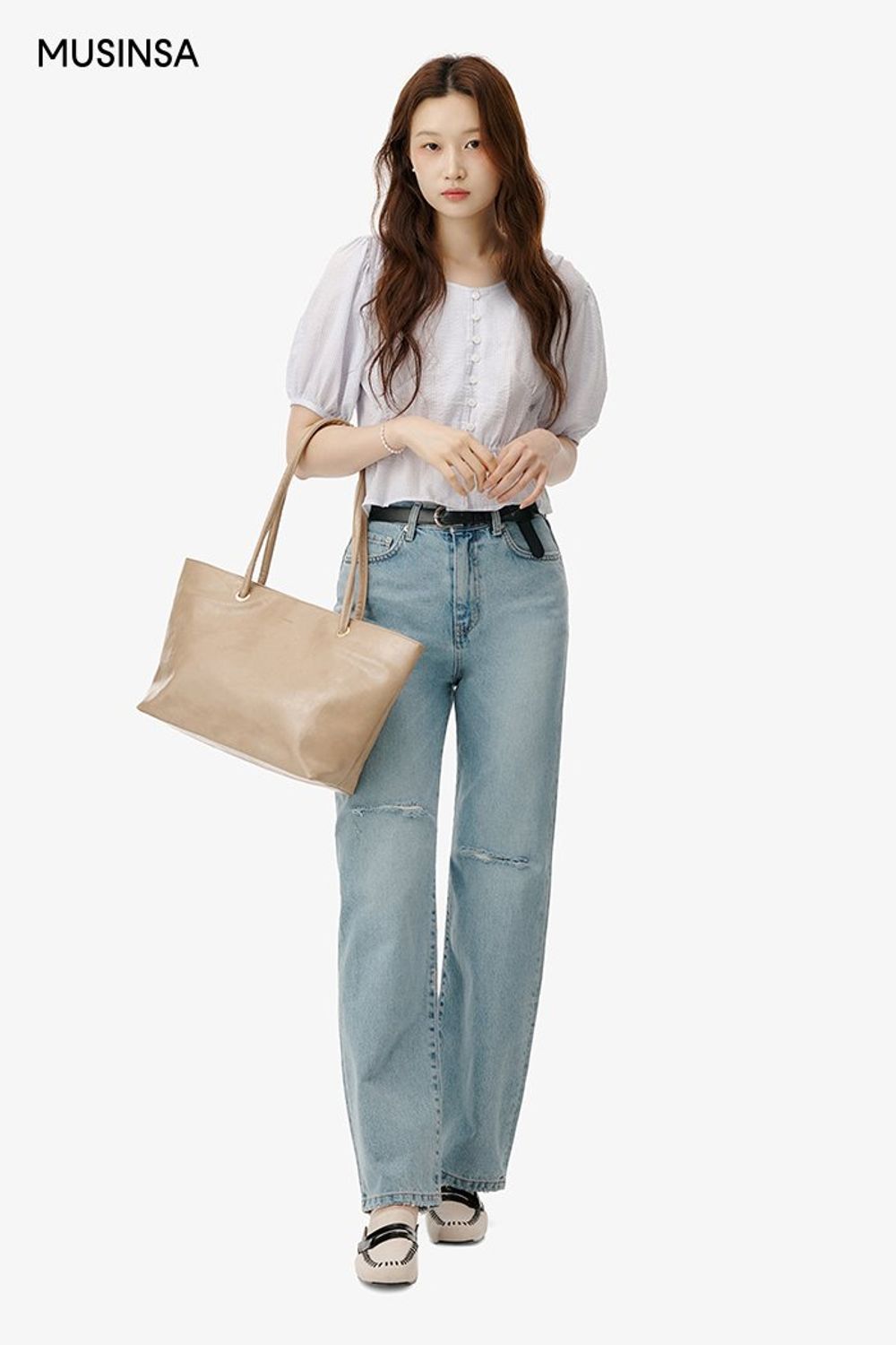 셔링 디테일의 블라우스에 데님 팬츠를 매치해 연출한 로맨틱 룩 #화사한 #여름 #로맨틱 #데이트룩 #하객룩 #디스트로이드진 #워싱데님팬츠 #셔링블라우스 #에디터_권준희