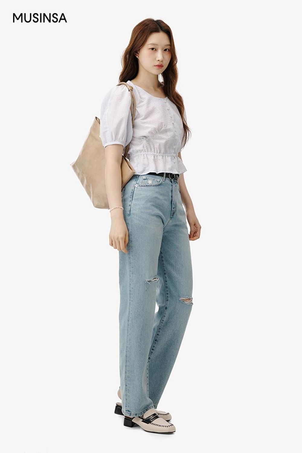 셔링 디테일의 블라우스에 데님 팬츠를 매치해 연출한 로맨틱 룩 #화사한 #여름 #로맨틱 #데이트룩 #하객룩 #디스트로이드진 #워싱데님팬츠 #셔링블라우스 #에디터_권준희