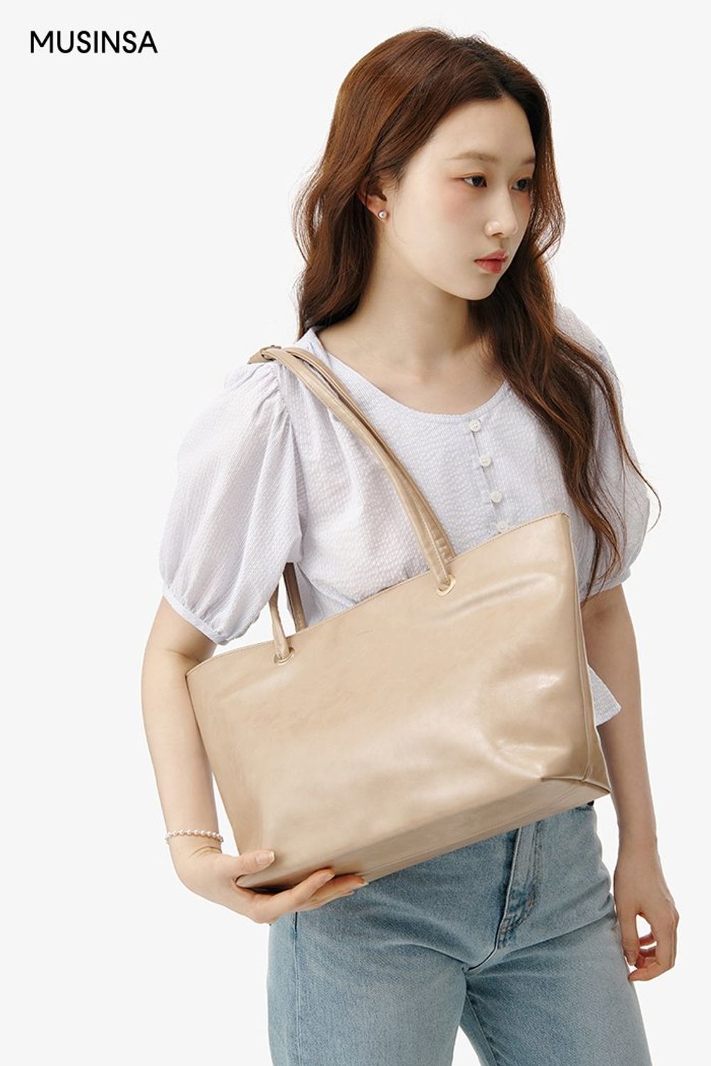 셔링 디테일의 블라우스에 데님 팬츠를 매치해 연출한 로맨틱 룩 #화사한 #여름 #로맨틱 #데이트룩 #하객룩 #디스트로이드진 #워싱데님팬츠 #셔링블라우스 #에디터_권준희