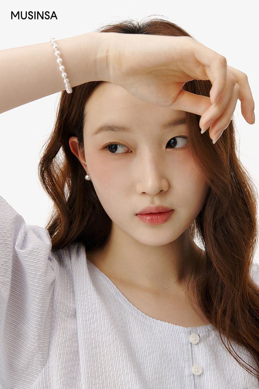 셔링 디테일의 블라우스에 데님 팬츠를 매치해 연출한 로맨틱 룩 #화사한 #여름 #로맨틱 #데이트룩 #하객룩 #디스트로이드진 #워싱데님팬츠 #셔링블라우스 #에디터_권준희