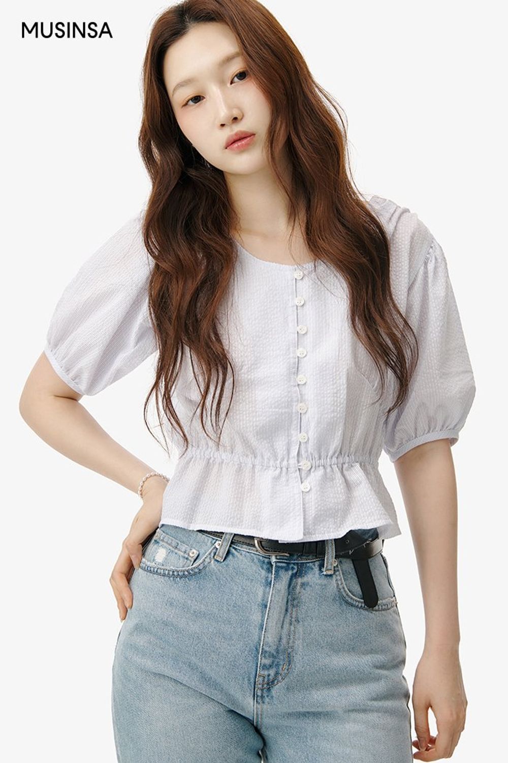셔링 디테일의 블라우스에 데님 팬츠를 매치해 연출한 로맨틱 룩 #화사한 #여름 #로맨틱 #데이트룩 #하객룩 #디스트로이드진 #워싱데님팬츠 #셔링블라우스 #에디터_권준희