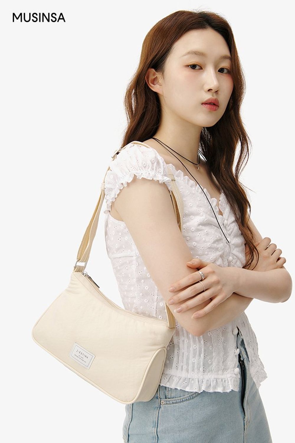 러블리한 레이스 블라우스에 데님 롱스커트를 더해 완성한 걸리시 룩 #여친룩 #여름 #걸리시 #카고스커트 #맥시스커트 #데님스커트 #레이스블라우스 #셔링블라우스 #에디터_권준희