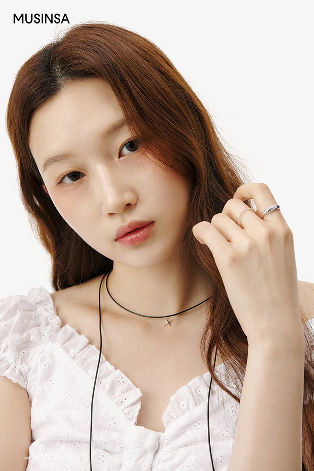 러블리한 레이스 블라우스에 데님 롱스커트를 더해 완성한 걸리시 룩 #여친룩 #여름 #걸리시 #카고스커트 #맥시스커트 #데님스커트 #레이스블라우스 #셔링블라우스 #에디터_권준희