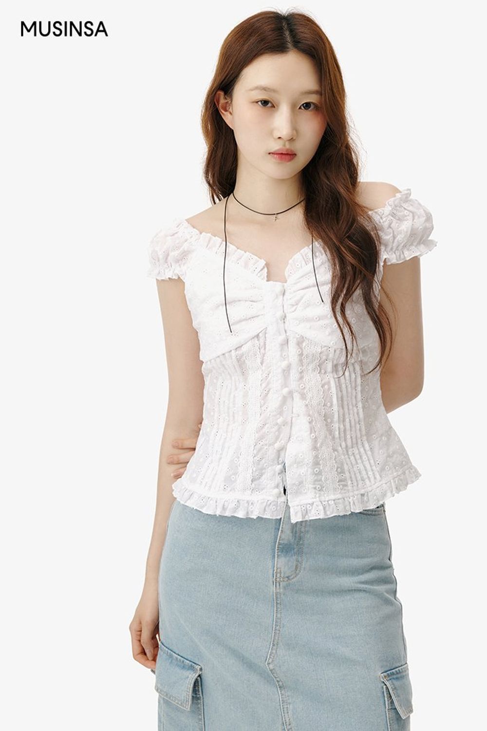 러블리한 레이스 블라우스에 데님 롱스커트를 더해 완성한 걸리시 룩 #여친룩 #여름 #걸리시 #카고스커트 #맥시스커트 #데님스커트 #레이스블라우스 #셔링블라우스 #에디터_권준희
