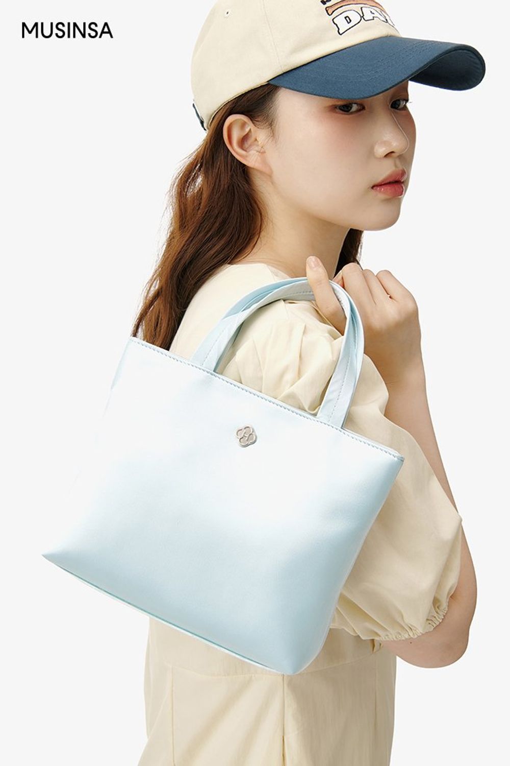 화사한 옐로 원피스에 볼캡을 더해 완성한 걸리시 룩 #화사한 #파스텔 #컬러블록 #여친룩 #키높이 #퍼프소매 #여름 #걸리시 #퍼프소매원피스 #핀턱원피스 #에디터_권준희