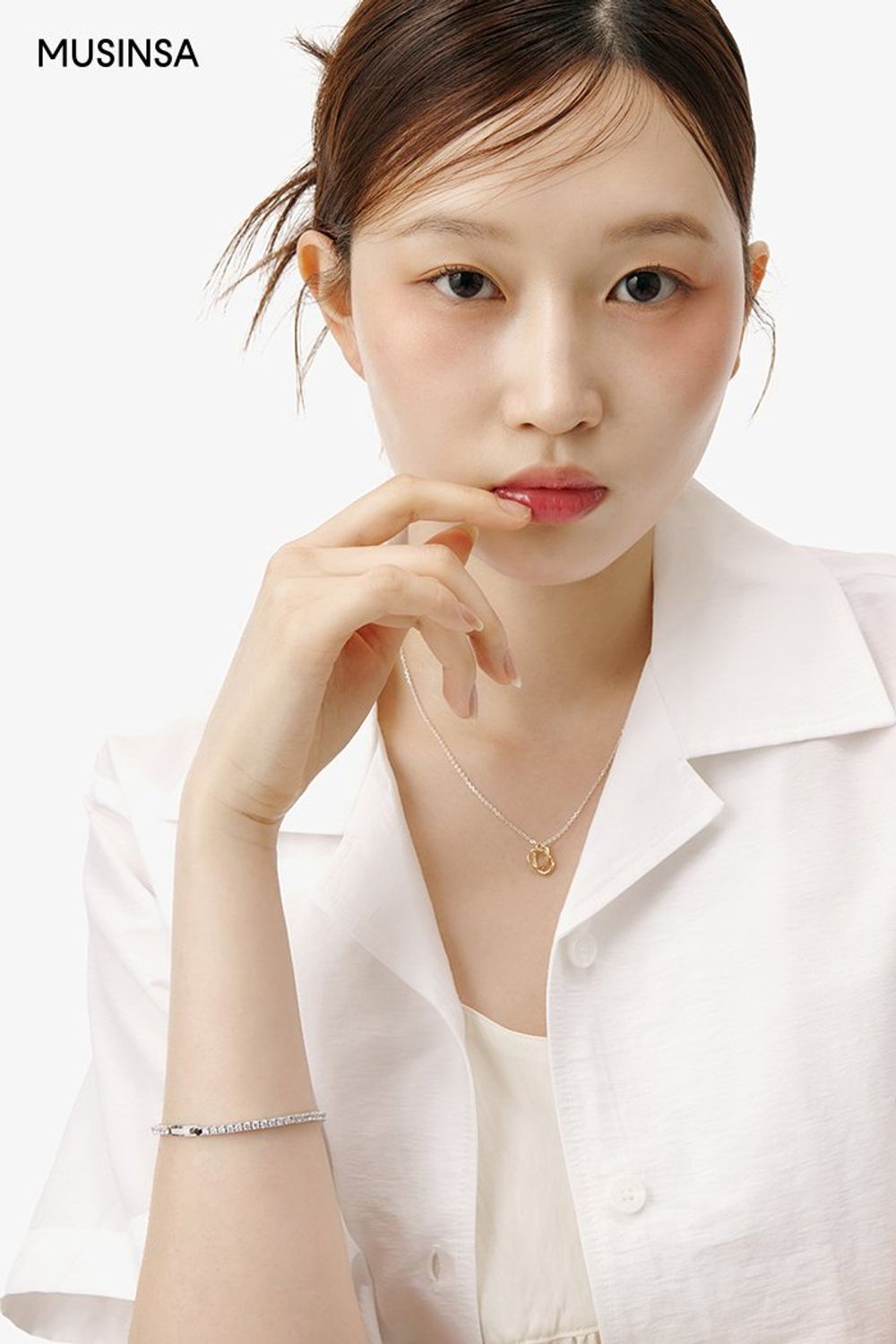 셔링 슬리브리스에 핀턱 팬츠를 매치한 후 린넨 재킷으로 마무리한 포멀 룩 #모노톤 #출근룩 #여름 #비즈니스캐주얼 #포멀 #데이트룩 #미니멀룩 #에디터_권준희