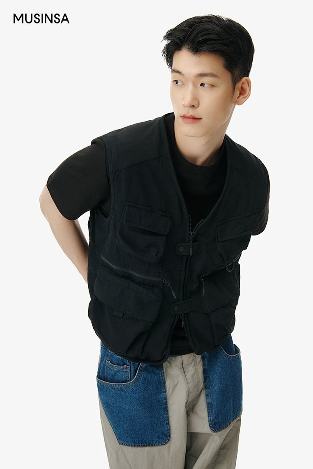 캠퍼 베스트와 트랙 팬츠로 완성한 고프코어 룩 #편안한 #와이드핏 #컬러블록 #고프코어 #봄 #에디터_이여름