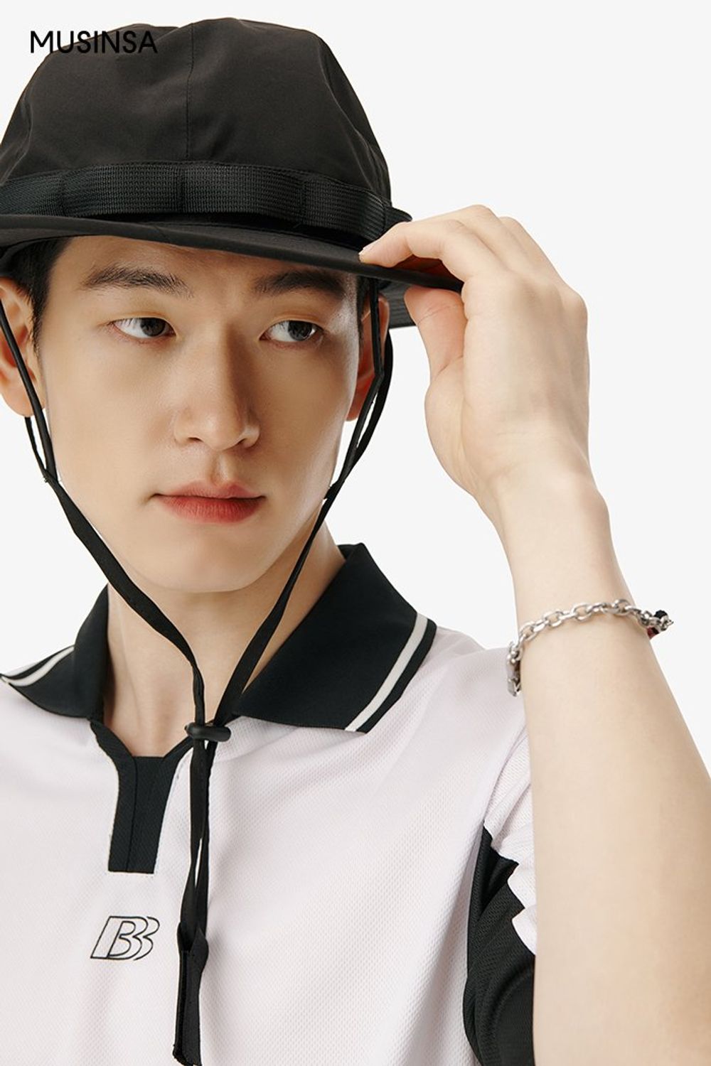 스포티 무드의 피케 티셔츠와 카무플라주 팬츠로 완성한 고프코어 룩 #편안한 #카무플라주 #컬러블록 #고프코어 #봄 #에디터_이여름