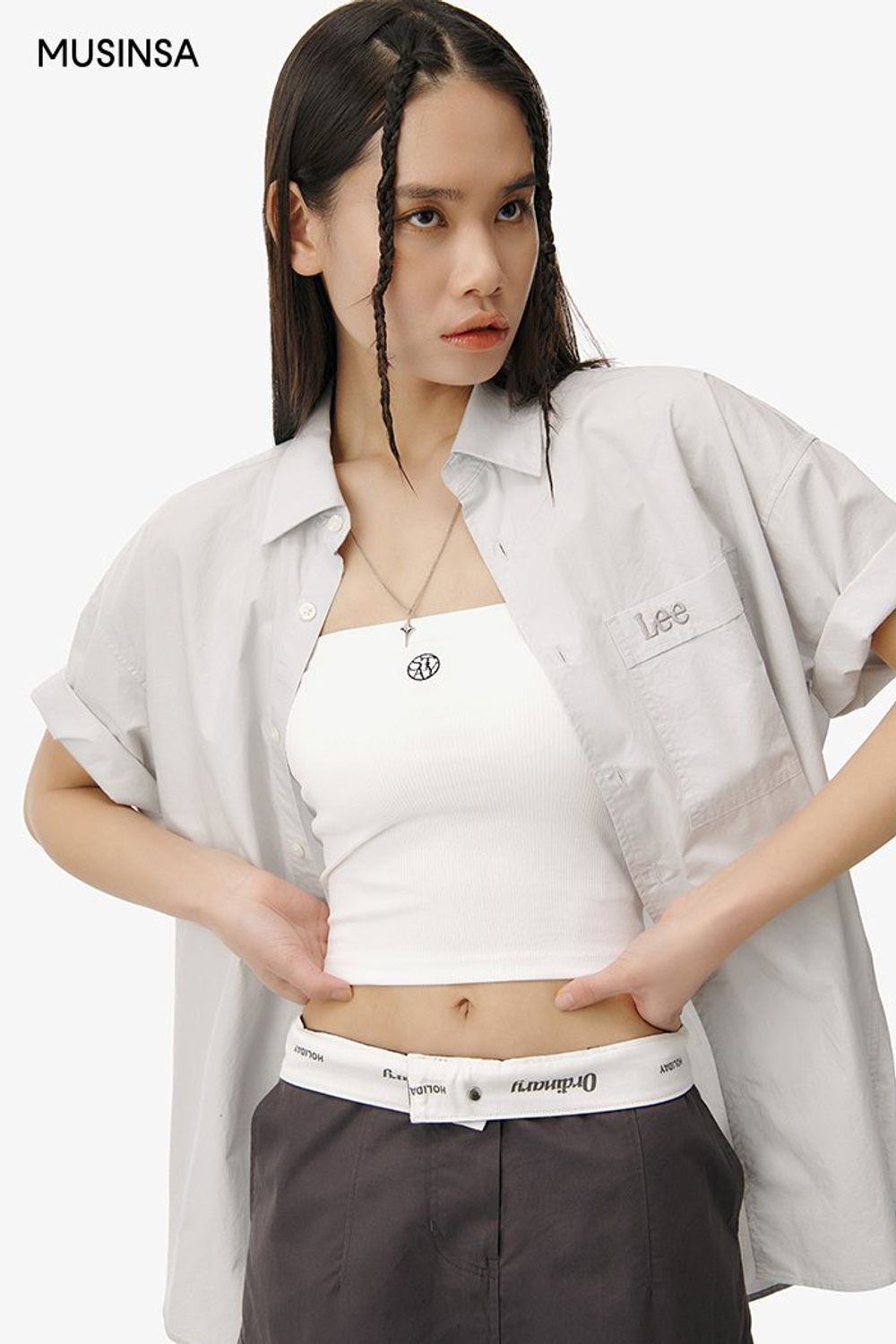 오버 핏 셔츠에 크롭 탑을 코디하고 카고 스커트로 마무리한 고프코어 룩 #로고플레이 #심볼 #와이드핏 #카고 #크롭 #여름 #스포티 #고프코어 #에디터_최고은