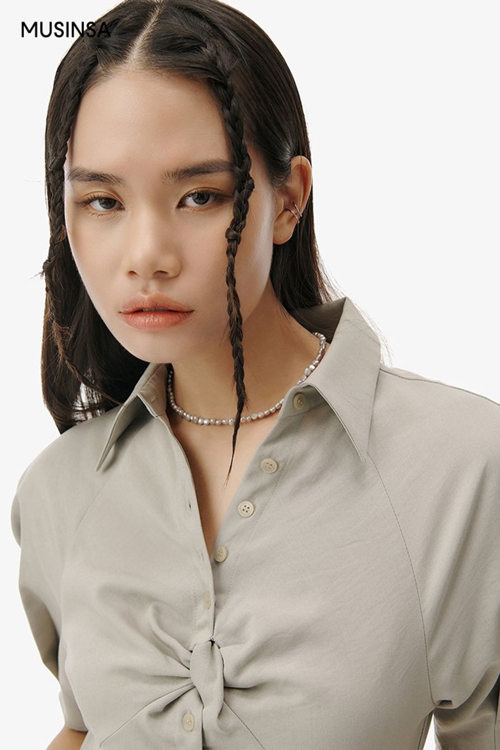 셔링 디테일이 돋보이는 블라우스에 롱스커트를 조합한 고프코어 룩 #톤온톤 #뉴트럴톤 #컬러블록 #셔링 #믹스매치 #퍼프소매 #절개 #고프코어 #여름 #기능성 #에디터_최고은