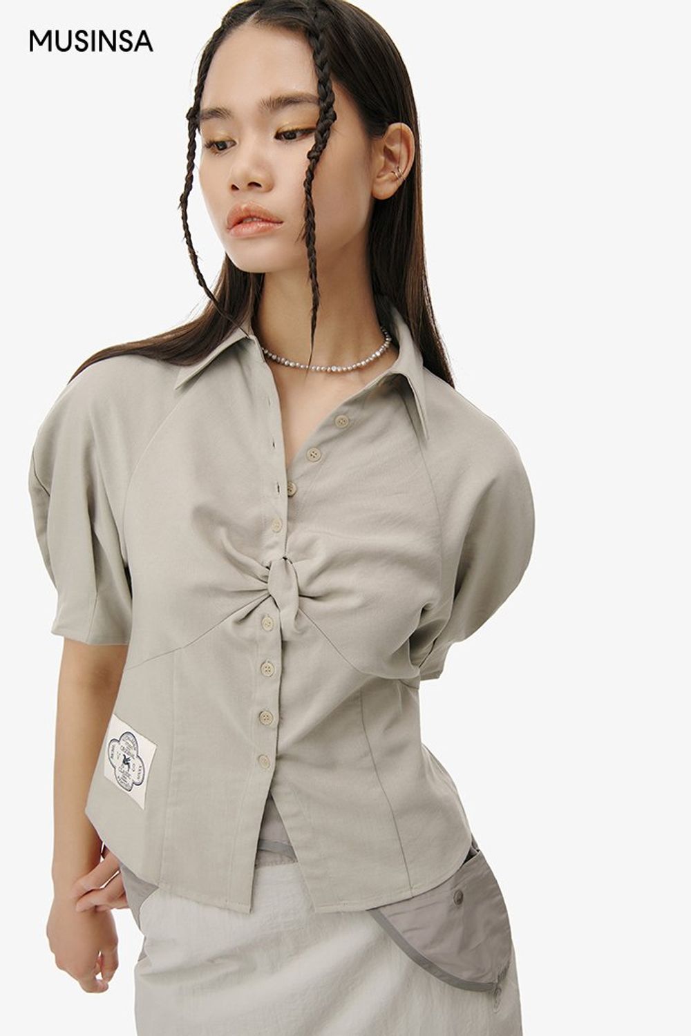 셔링 디테일이 돋보이는 블라우스에 롱스커트를 조합한 고프코어 룩 #톤온톤 #뉴트럴톤 #컬러블록 #셔링 #믹스매치 #퍼프소매 #절개 #고프코어 #여름 #기능성 #에디터_최고은