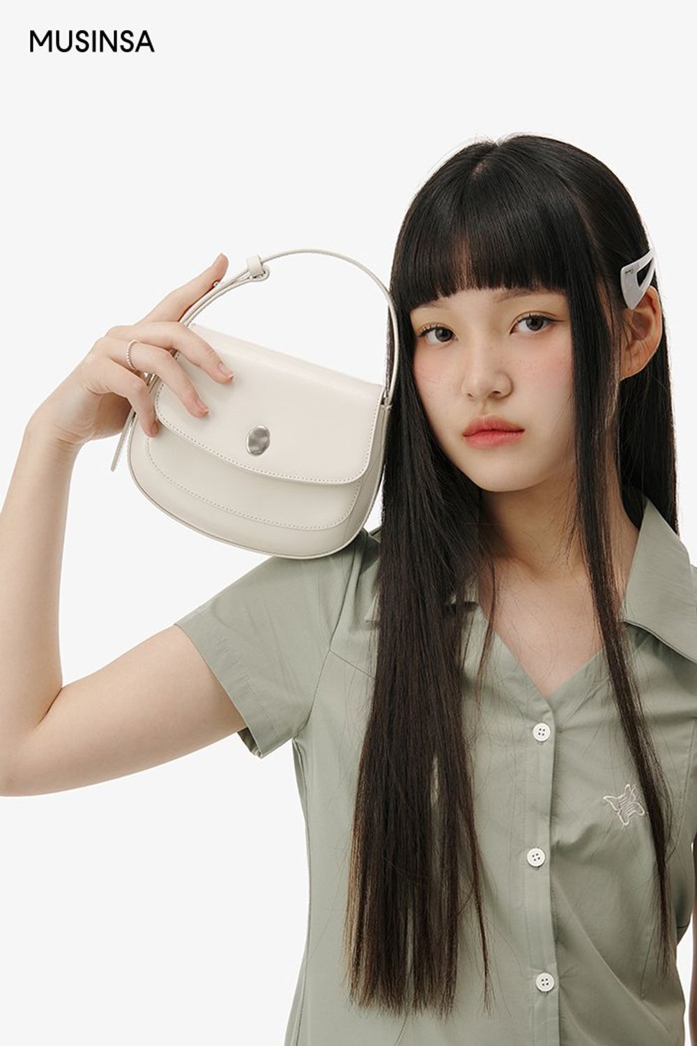 카키 컬러 미니원피스에 토트백을 더해 완성한 걸리시 코디네이션 #자수 #여름 #걸리시 #원피스 #키높이신발 #오픈카라 #헤어핀 #에디터_이다희