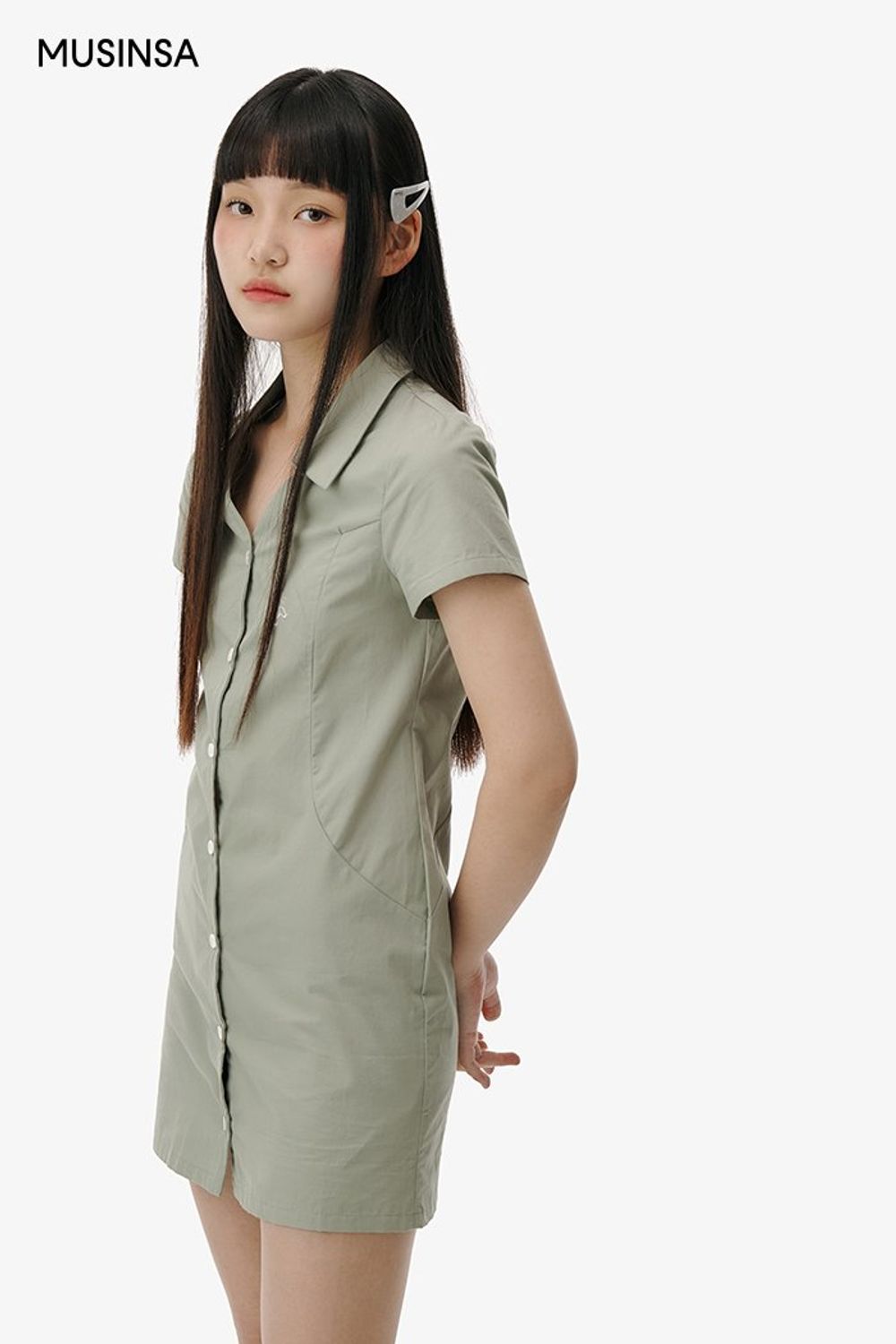 카키 컬러 미니원피스에 토트백을 더해 완성한 걸리시 코디네이션 #자수 #여름 #걸리시 #원피스 #키높이신발 #오픈카라 #헤어핀 #에디터_이다희