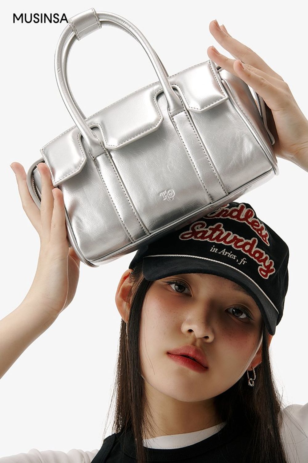 블랙 컬러 민소매 티셔츠와 카고 팬츠의 밸런스가 돋보이는 스트릿 룩 #레터링 #모노톤 #메탈릭 #레이어드룩 #키높이 #카고 #여름 #스트릿 #카고팬츠 #에디터_이다희