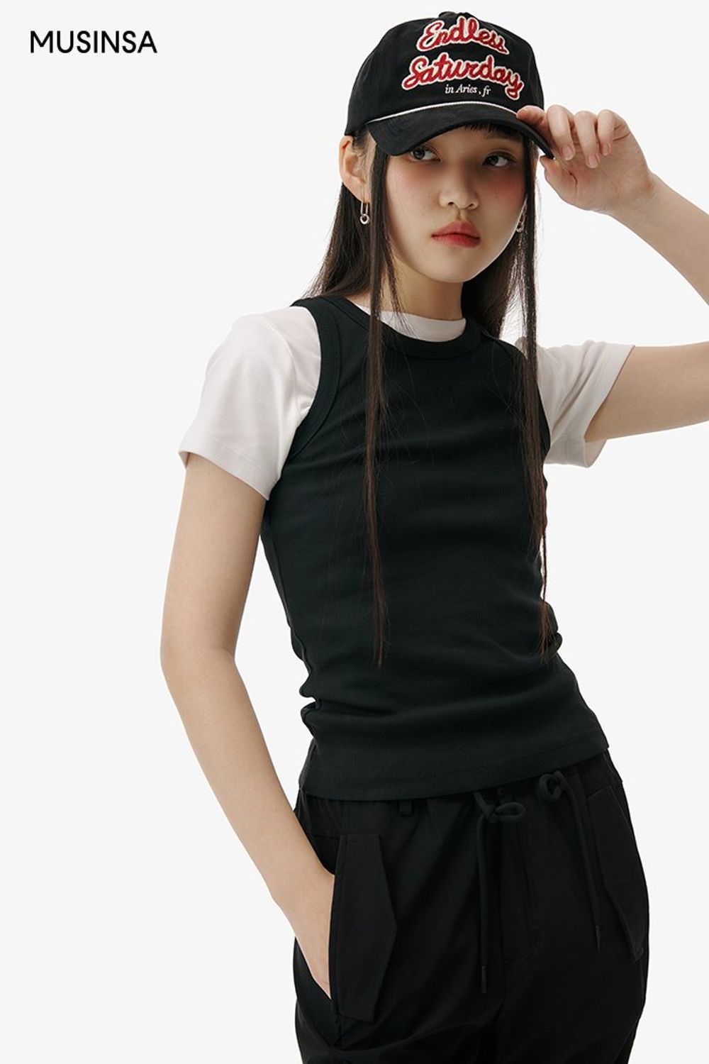 블랙 컬러 민소매 티셔츠와 카고 팬츠의 밸런스가 돋보이는 스트릿 룩 #레터링 #모노톤 #메탈릭 #레이어드룩 #키높이 #카고 #여름 #스트릿 #카고팬츠 #에디터_이다희