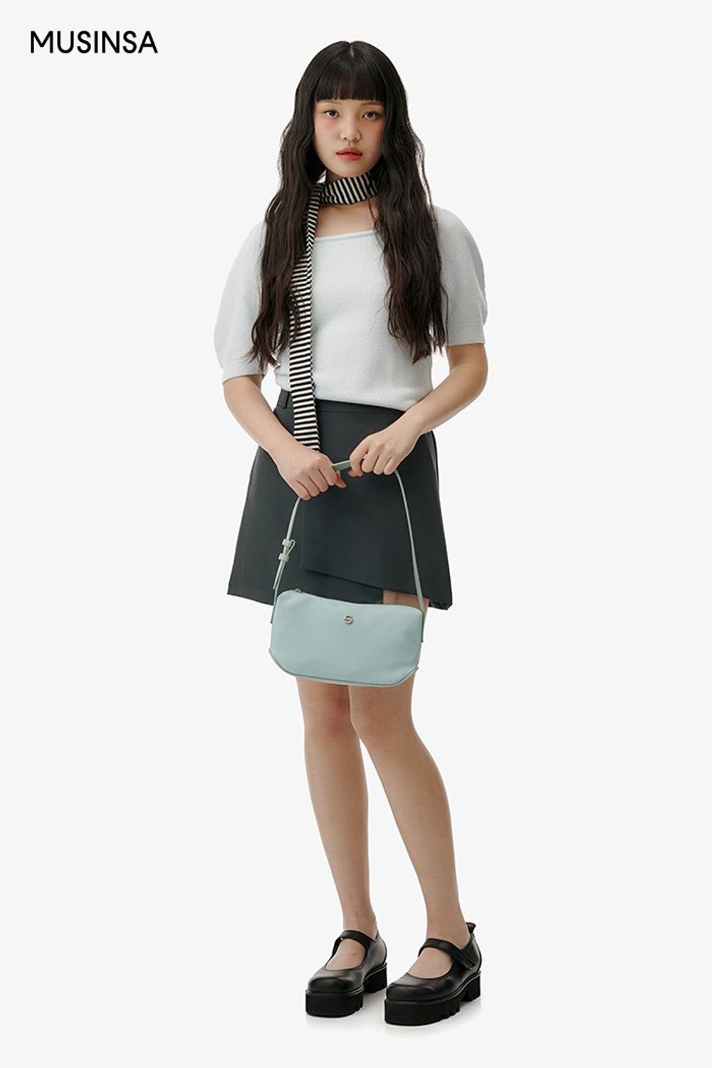퍼프소매가 돋보이는 니트와 랩스커트를 코디한 후 스카프로 센스를 더한 걸리시 룩 #스트라이프 #짧치 #여친룩 #키높이 #스퀘어넥 #퍼프소매 #랩스타일 #여름 #걸리시 #스카프 #메리제인슈즈 #메리제인 #에디터_이다희