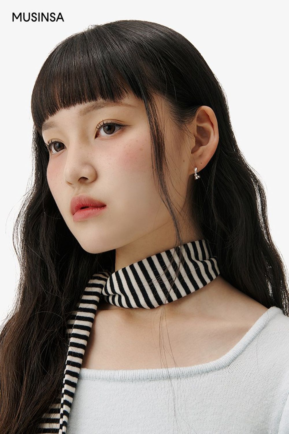 퍼프소매가 돋보이는 니트와 랩스커트를 코디한 후 스카프로 센스를 더한 걸리시 룩 #스트라이프 #짧치 #여친룩 #키높이 #스퀘어넥 #퍼프소매 #랩스타일 #여름 #걸리시 #스카프 #메리제인슈즈 #메리제인 #에디터_이다희