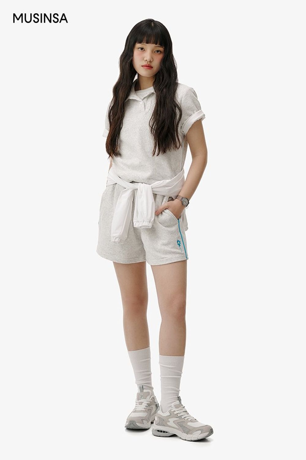 편안하게 입기 좋은 트레이닝 셋업과 스니커즈로 연출한 코디네이션 #편안한 #모노톤 #셋업코디 #스포티 #테리 #여름 #스포츠 #에디터_이다희