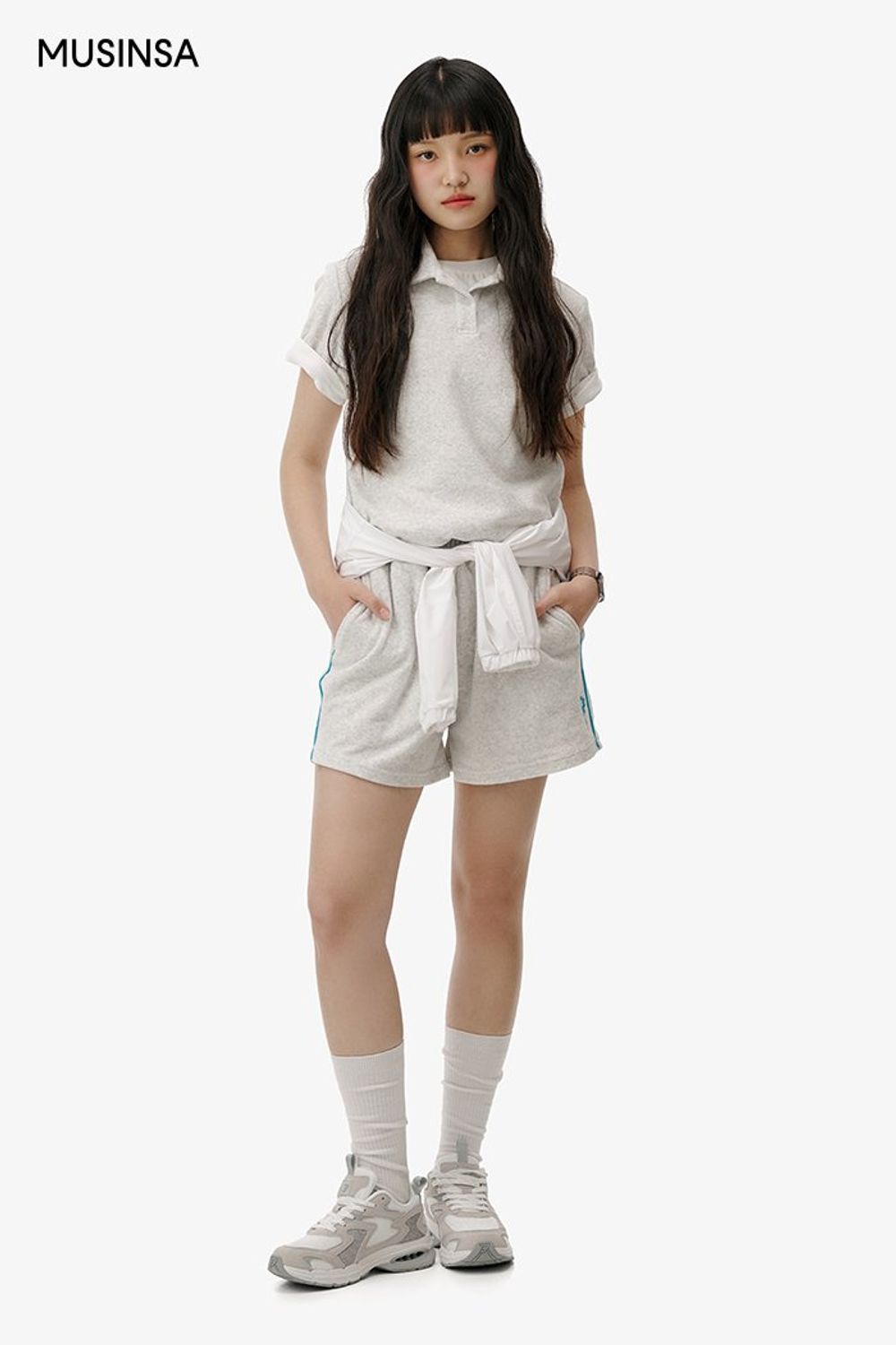 편안하게 입기 좋은 트레이닝 셋업과 스니커즈로 연출한 코디네이션 #편안한 #모노톤 #셋업코디 #스포티 #테리 #여름 #스포츠 #에디터_이다희