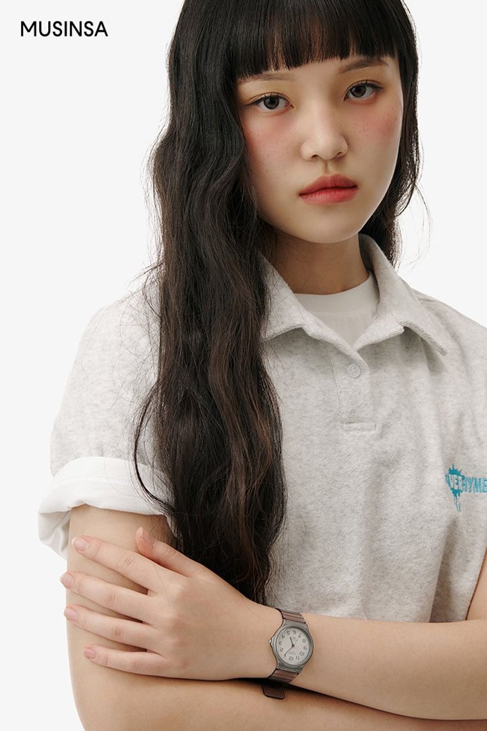 편안하게 입기 좋은 트레이닝 셋업과 스니커즈로 연출한 코디네이션 #편안한 #모노톤 #셋업코디 #스포티 #테리 #여름 #스포츠 #에디터_이다희