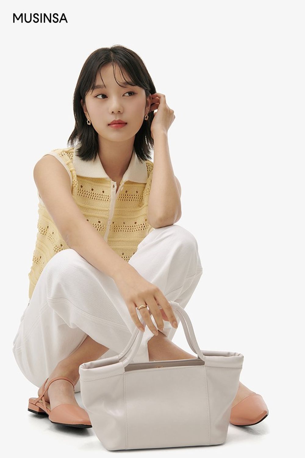옐로 컬러 크로셰 니트 베스트에 팬츠를 매치하여 완성한 로맨틱 룩 #컬러포인트 #여름 #로맨틱 #데이트룩 #화이트데님 #에디터_이민영
