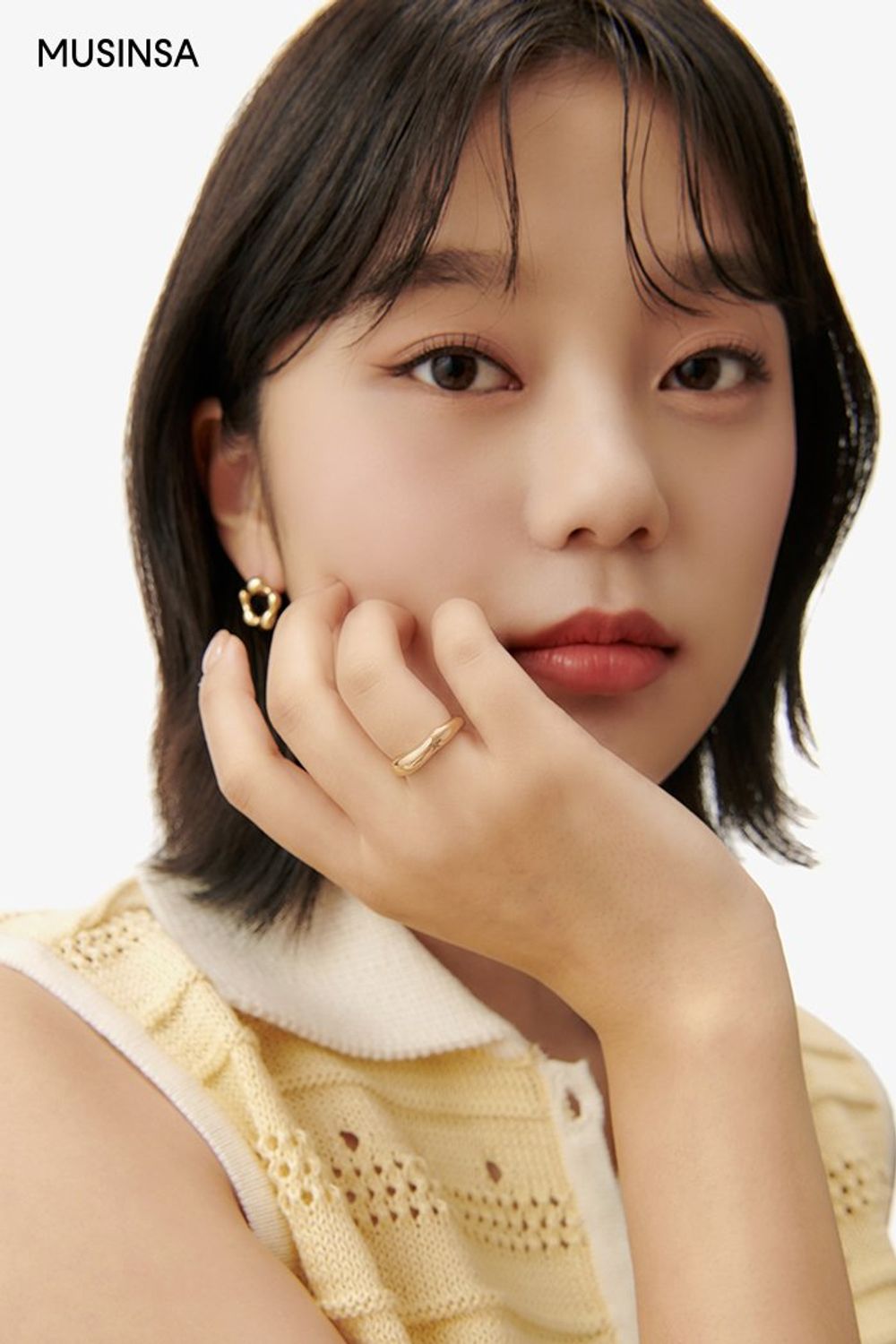 옐로 컬러 크로셰 니트 베스트에 팬츠를 매치하여 완성한 로맨틱 룩 #컬러포인트 #여름 #로맨틱 #데이트룩 #화이트데님 #에디터_이민영