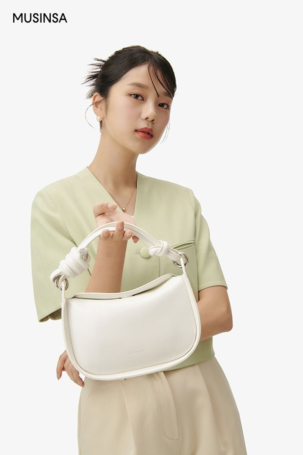 화사한 그린 컬러가 돋보이는 재킷에 숏 팬츠를 함께 입고 토트백으로 마무리한 포멀 룩 #컬러포인트 #노카라 #여름 #비즈니스캐주얼 #포멀 #데이트룩 #하객룩 #에디터_이민영