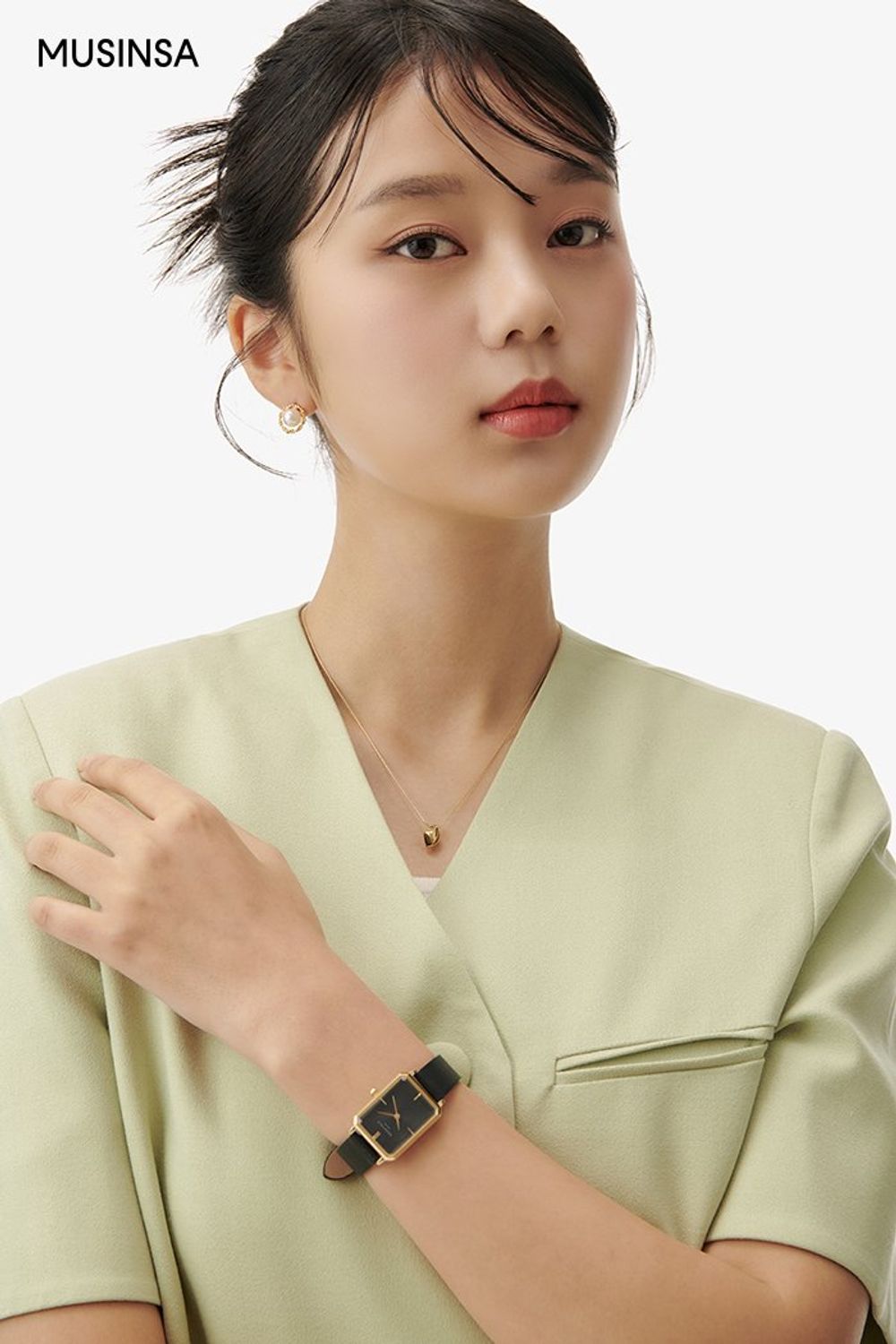 화사한 그린 컬러가 돋보이는 재킷에 숏 팬츠를 함께 입고 토트백으로 마무리한 포멀 룩 #컬러포인트 #노카라 #여름 #비즈니스캐주얼 #포멀 #데이트룩 #하객룩 #에디터_이민영