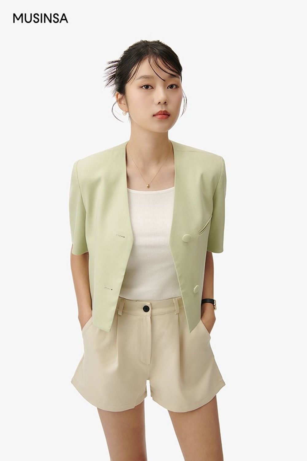 화사한 그린 컬러가 돋보이는 재킷에 숏 팬츠를 함께 입고 토트백으로 마무리한 포멀 룩 #컬러포인트 #노카라 #여름 #비즈니스캐주얼 #포멀 #데이트룩 #하객룩 #에디터_이민영