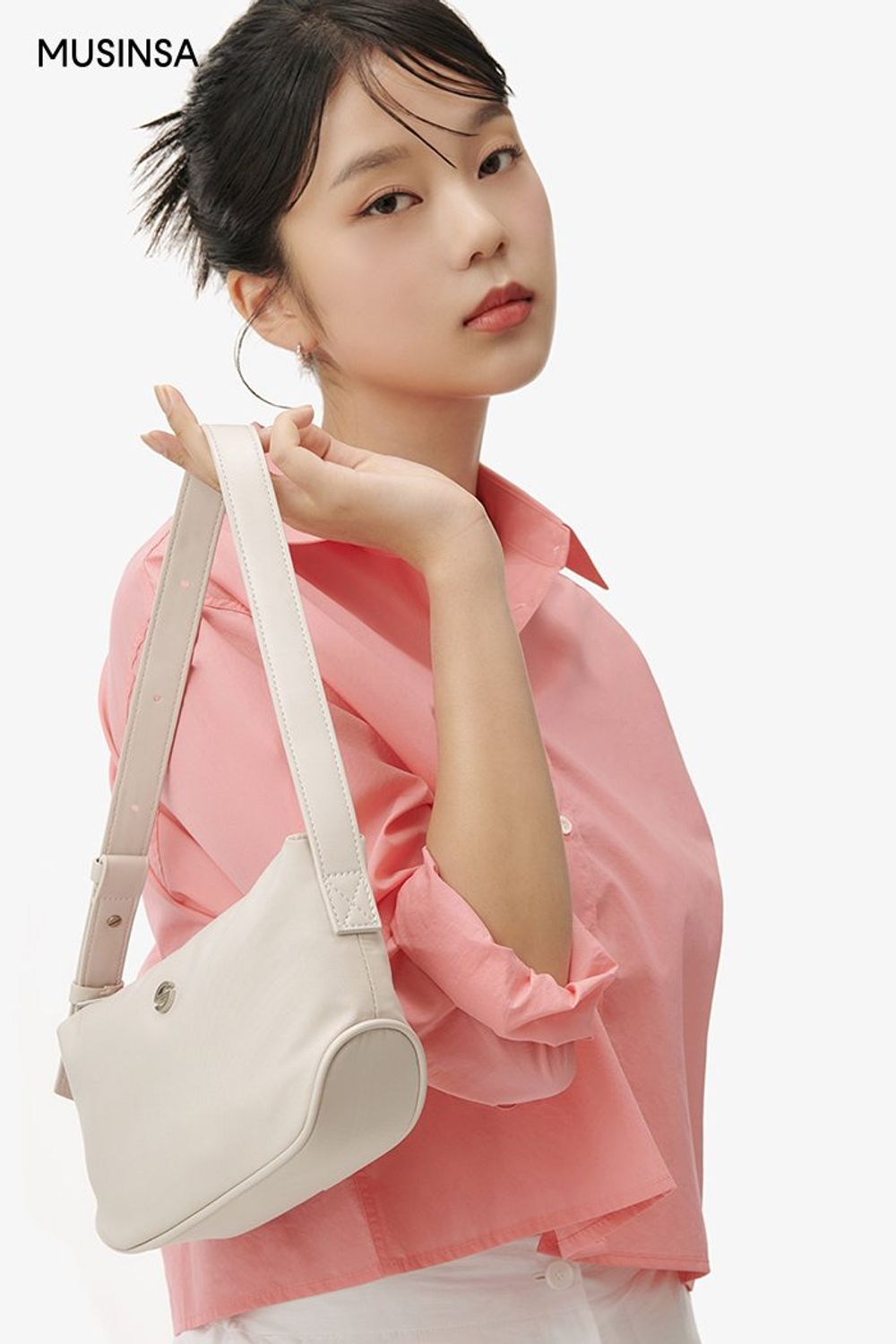 핑크 컬러 셔츠에 심플한 팬츠를 더하고 플랫 슈즈로 마무리한 포멀 스타일링 #화사한 #컬러포인트 #단정한 #여름 #포멀 #비즈니스캐주얼 #셔츠코디 #에디터_이민영