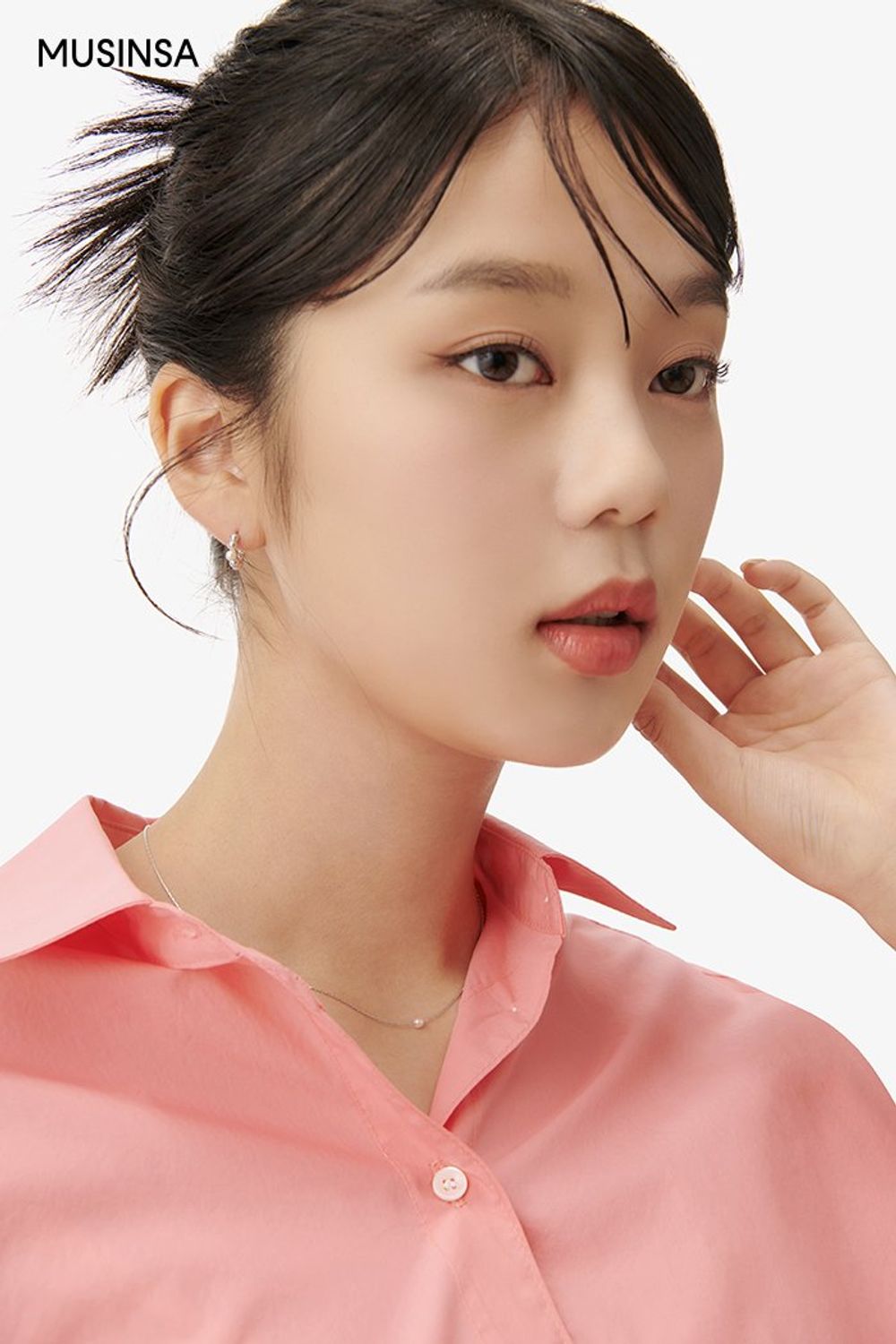 핑크 컬러 셔츠에 심플한 팬츠를 더하고 플랫 슈즈로 마무리한 포멀 스타일링 #화사한 #컬러포인트 #단정한 #여름 #포멀 #비즈니스캐주얼 #셔츠코디 #에디터_이민영