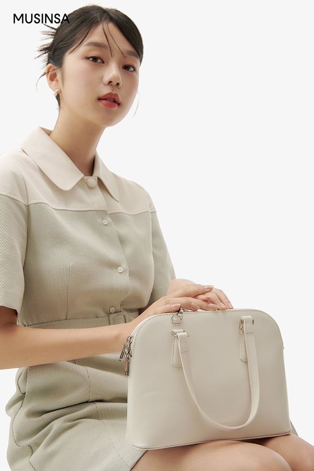 컬러 블록과 카라 디테일이 돋보이는 원피스에 샌들로 마무리한 로맨틱 룩 #컬러블록 #여름 #로맨틱 #데이트룩 #하객룩 #에디터_이민영