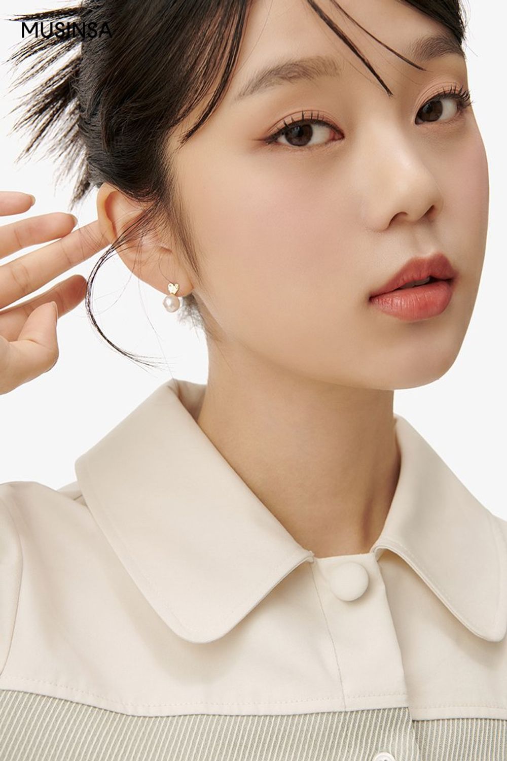 컬러 블록과 카라 디테일이 돋보이는 원피스에 샌들로 마무리한 로맨틱 룩 #컬러블록 #여름 #로맨틱 #데이트룩 #하객룩 #에디터_이민영