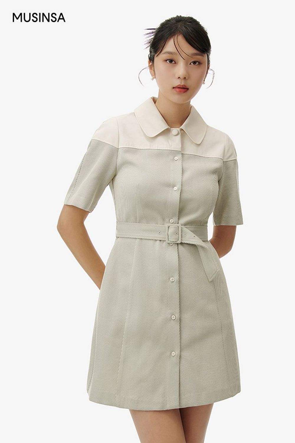 컬러 블록과 카라 디테일이 돋보이는 원피스에 샌들로 마무리한 로맨틱 룩 #컬러블록 #여름 #로맨틱 #데이트룩 #하객룩 #에디터_이민영