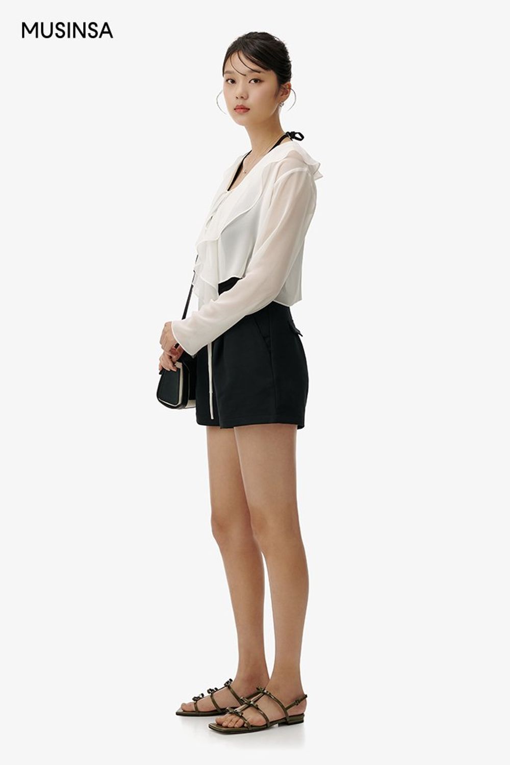 시스루 소재의 러플 블라우스에 숏 팬츠를 매치하고 리본 디테일 샌들로 연출한 로맨틱 룩 #여름 #로맨틱 #러플블라우스 #에디터_이민영