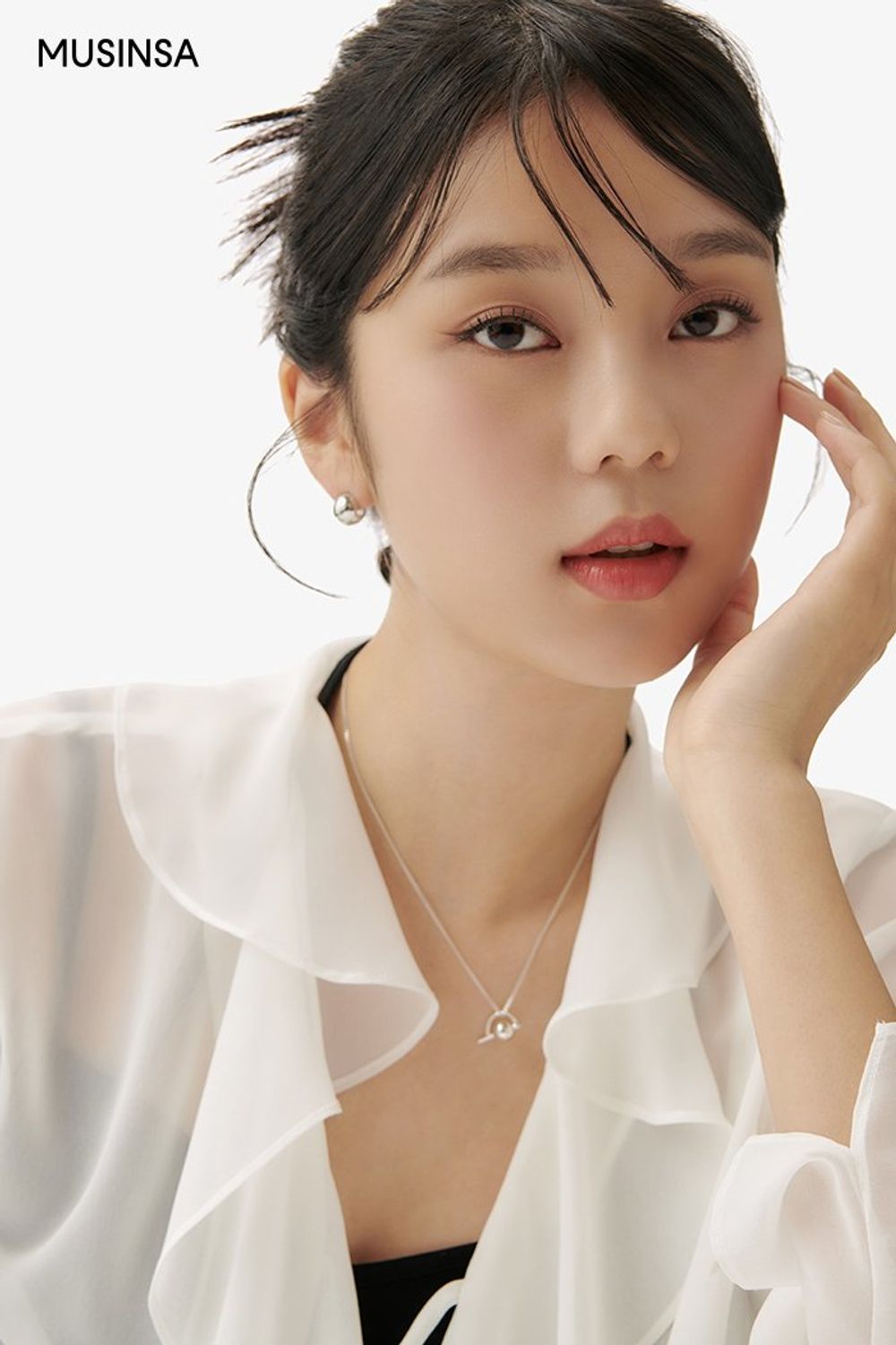 시스루 소재의 러플 블라우스에 숏 팬츠를 매치하고 리본 디테일 샌들로 연출한 로맨틱 룩 #여름 #로맨틱 #러플블라우스 #에디터_이민영
