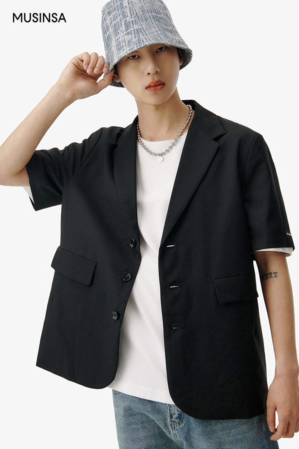 반소매 재킷에 데님 팬츠를 매치하고 버킷햇을 더해 마무리한 스트릿 룩 #레이어드룩 #플렉스 #워싱 #믹스매치 #봄 #스트릿 #에디터_이소영