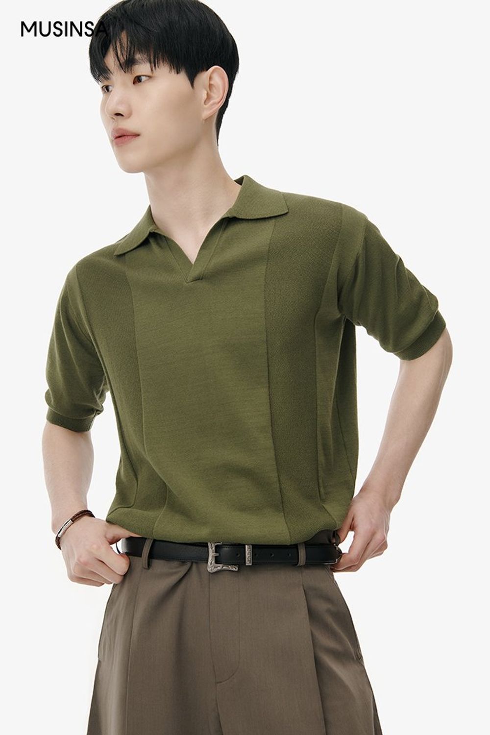반소매 카라 니트에 숏 팬츠를 매치하고 빈티지한 무드의 토트백으로 마무리한 댄디 룩 #핀턱 #여름 #댄디 #오픈카라니트 #피셔맨샌들 #에디터_천만욱 #올드머니