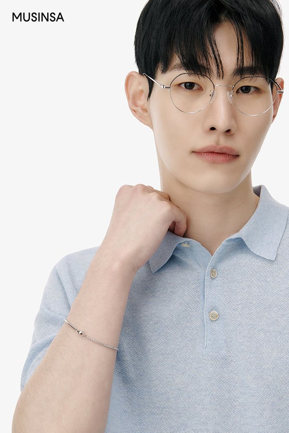 반소매 카라 니트에 숏 팬츠를 매치하고 브리프케이스로 마무리한 댄디 룩 #화사한 #컬러포인트 #파스텔 #컬러블록 #여름 #댄디 #안경코디 #시어서커 #에디터_천만욱